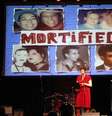 A produtora do Mortified em Chicago, Shay DeGrandis, afirma que as anotações são sinceras e engraçadas  Foto: Mariana Santos