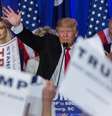 Donald Trump comemora com seus partidários vitória no caucus Republicano na Carolina do Sul  Foto: EFE