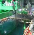 Imagem mostra remoção de barras de combustível nuclear de reator da Usina de Fukushima Daiichi em 18 de novembro de 2013. Estima-se que a remoção de combustível nuclear de reatores danificados na usina nuclear leve entre 30 e 40 anos.  Foto: Tokyo Electric Power Co  / Getty Images