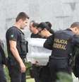 Policiais federais durante ação da 23ª fase da Operação Lava Jato  Foto: Leonardo Benassatto/Futura Press