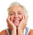 Nem todas as mulheres sentem calores intensos durante a menopausa. Dessas, nem todas desidratam, pois algumas têm excelente consumo de líquidos, o que ameniza o mau hálito  Foto: Robert Kneschke / Shutterstock