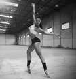 Aline Riscado exibe leveza de bailarina ao dançar balé nesta quinta (25)  Foto: Instagram/@aline_riscado / Reprodução