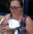 A dona de casa Ângela Maria da Silva adotou a sobrinha Lívia Vitória depois que a mãe da criança resolveu abandoná-la  Foto: Agência Brasil