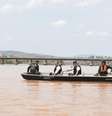 Lama da barragem atingiu o rio em diversos municípios, como Colatina, no Espírito Santo    Foto: Agência Brasil