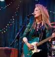 Meryl Streep surpreendeu ao aparecer em cena tocando baixo e guitarra. O desafio foi grande. Foi preciso meses de concentração para aprender a tocar direitinho e fazer bonito no filme  Foto: Facebook / Reprodução