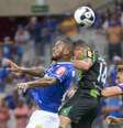 Dedé, do Cruzeiro, sobe para tirar uma bola em ataque do América  Foto: Yuri Edmundo/Agência Eleven/GazetaPress / Gazeta Press