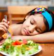Com um pouco de insistência, as crianças se acostumam aos vegetais.   Foto: Getty Images