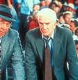 George Kennedy (esquerda) estrelou Corra que a Polícia Vem Aí junto com Leslie Nielsen  Foto: Twitter / Reprodução