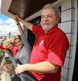 Lula, Dilma e Marisa na sacada do apartamento do ex-presidente, em São Bernardo do Campo  Foto: Ricardo Stuckert/Instituto Lula / O Financista