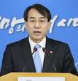 Chefe do escritório de política da coordenação governamental, Lee Suk-Joon, fala sobre as sanções durante coletiva de imprensa  Foto: Getty Images