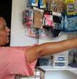 Leide Laura mantém na própria casa uma loja de venda de pequenos produtos eletrônicos   Foto: Agência Brasil