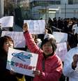 Parentes de passageiros do voo MH370 da Malaysian Airlines protestam por resultados nas buscas  Foto: EFE