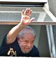 Lual acena para simpatizantes: presidente é investigado por suposta posse do tríplex no Guarujá, que ele nega  Foto: Divulgação/BBC Brasil / BBC News Brasil