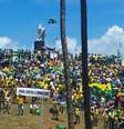 Os manifestantes encerraram o ato cantando o Hino Nacional no Farol da Barra  Foto: Agência Brasil