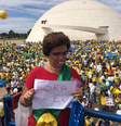 Boneco que representa a presidenta Dilma foi colocado junto aos manifestantes em Brasília, no Distrito Federal, neste domingo (13)  Foto: Facebook/Movimento Brasil Livre / Reprodução