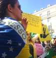 Em Lisboa, manifestantes exaltam o juíz Sérgio Moro  Foto: Divulgação/BBC Brasil / BBC News Brasil
