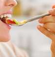 Quando comemos devagar, além de apreciamos melhor o gosto dos alimentos, estimulamos a manutenção da nossa saliva  Foto: Alliance / Shutterstock