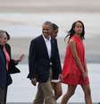 O presidente de Cuba, Raúl Castro, leva o presidente de Estados Unidos, Barack Obama e sua família ao aeroporto  Foto: EFE/Orlando Barría
