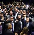 Tenso: deputados favoráveis ao impeachment de Dilma se manifestam na Câmara  Foto: Gustavo Lima/Câmara dos Deputados