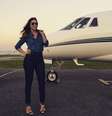 Pouco antes de sua viagem para Vitória, onde agitou o público no Sunset Beach Club ao lado do cantor tomate, a baiana postou, em seu Instagram, uma foto cheia de estilo ao lado do avião  Foto: Instagram/@ivetesangalo / Reprodução