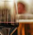 Chocolate tem grupo de alcaloides neuroativos também presentes na cerveja e no vinho  Foto: iStock / BBC News Brasil