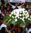 Ao som de aplausos e gritos por justiça, o menino Ryan Gabriel foi enterrado no Cemitério de Irajá   Foto: Agência Brasil