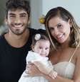 Em clima de festa, Hugo Moura e Deborah Secco comemoram os 4 meses da herdeira Maria Flor  Foto: Instagram/@dedesecco / Reprodução