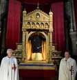 Para a Igreja Católica, Santa Túnica foi usada por Jesus a caminho da Cruz; alguns contestam  Foto: Basília de Saint-Dennis de Argenteuil / BBC News Brasil