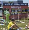 Painéis instalados pelo Vem pra Rua em frente ao Congresso mostram número de parlamentares contrários e favoráveis ao impeachment, assim como de indecisos  Foto: Agência Brasil