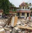 O fogo no templo hindu Puttingal Devi, no estado de Kerala, foi iniciado após faíscas de fogos de artifício atingirem outros que estavam armazenados dentro do complexo do templo.  Foto: Reuters