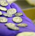Um tesouro de 70 mil moedas encontrado em 2012 na ilha de Jersey pode ter sido escondido dos fiscais de impostos romanos  Foto: Divulgação/BBC Brasil / BBC News Brasil