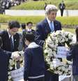 Kerry deposita flores no memorial junto a outros líderes do G7  Foto: EFE