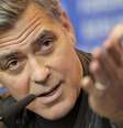 Clooney em entrevista no Festival de Berlim sobre o filme “Ave, César”, em fevereiro de 2016  Foto: Stefanie Loos / Reuters
