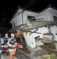 Bombeiros inspecionam casa que desabou após terremoto na cidade Mashiko, Kumamoto, sul do Japão  Foto: Reuters