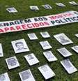 No gramado, fotos de mortos e desaparecidos políticos durante o regime militar  Foto: Agência Brasil