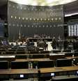 Os poucos deputados presentes ao plenário aguardavam, de forma tranquila, a hora de falar da tribuna  Foto: Agência Brasil