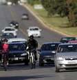Presidente do Brasil Dilma Rousseff monta sua bicicleta acompanhados por seguranças perto do Palácio da Alvorada, em Brasília  Foto: Ueslei Marcelino / Reuters