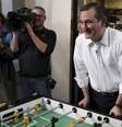 Ted Cruz joga pebolim em NY em 15 de abril.   Foto: Carlo Allegri / Reuters