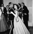 Rainha Elizabeth II dançando com Marechal Sir John Baldwin (1892 - 1975) em um baile realizado no Hyde Park Hotel, Londres, em 26 de novembro de 1954.  Foto: Dennis Oulds/PNA/Central Imprensa/Hulton Archive  / Getty Images 