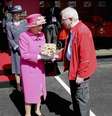 Rainha Elizabeth II atende ao mais antigo carteiro da Grã-Bretanha, Bob Hartley, em visita aos correios durante as comemorações de seu 90° aniversário.  Foto: Chris Jackson / Reuters