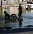 Motociclista e garupa caem em buraco que se abriu após rompimento de uma tubulação da Cedae e que interdita os dois sentidos da Radial Oeste, zona norte do Rio de Janeiro  Foto: José Lucena/Futura Press