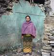 Laxmi Gurung tem 30 anos e é dona de um pequeno hotel em Baluwa, Gorkha. Ela usou os alimentos de seu empreendimento para cozinhar para os vizinhos.  Foto: Gideon Mendel/Christian Aid / BBC News Brasil