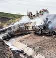 Caminhão-tanque tomba e explode na alça de acesso do Trecho Leste do Rodoanel para a Rodovia Ayrton Senna, em Itaquaquecetuba (SP), na manhã desta terça-feira (26).  Foto: Florio E./Futura Press