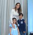 Carol Celico e os filhos na festa de 5 anos da menina Isabella   Foto: AgNews