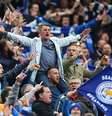 A torcida do Leicester é uma das mais felizes do mundo após a conquista inédita.  Foto: Nigel Roddis / EFE