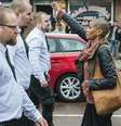 Ativista de 42 anos protestou sozinha contra centenas de neonazistas  Foto: PA / BBC News Brasil