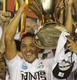 Ricardo Oliveira levanta a taça de campeão paulista de 2016  Foto: Miguel Schincariol / Gazeta Press