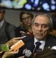 Brasília - O senador Raimundo Lira dá entrevista após votação na Comissão Especial do Impeachment  Foto: Agência Brasil