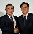 O presidente da Nissan, Carlos Ghosn (esquerda) e o presidente da Mitsubishi Motors, Osamu Masuko, comemoram parceria das empresas em Tóquio.  Foto: EFE