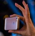 O iPhone vende menos que muitos produtos, como alimentos e bebidas, mas é mais caro  Foto: Getty / BBC News Brasil